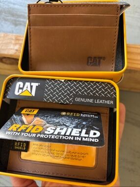 CAT Brown Genuine Leather RFID Wallet card/ID holder New in Gift Tin